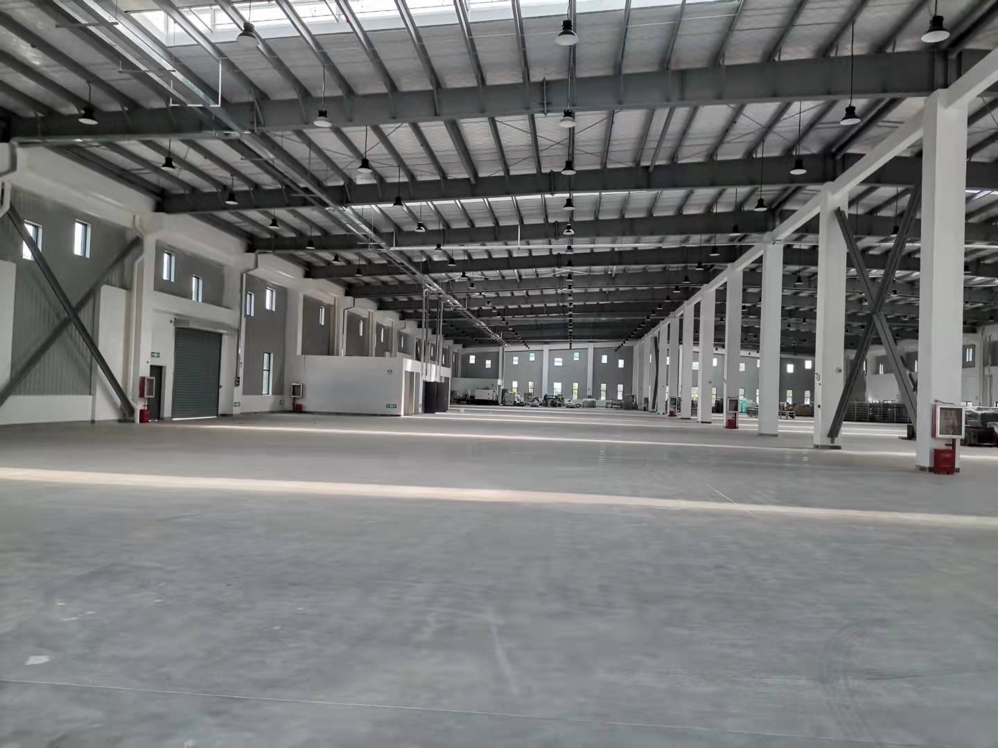 昆山市城南高新区单层标准厂房7000平米，底层8米