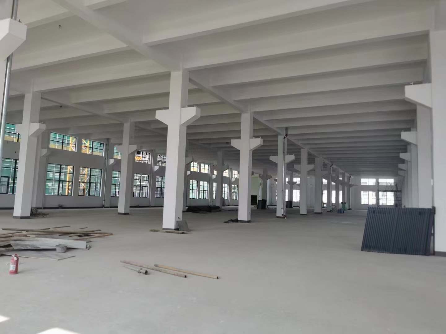 出租常熟虞山开发区2栋3层厂房，总面积为25000平米，2100㎡起租